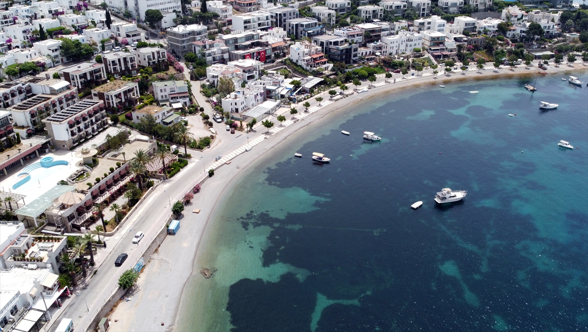 Muğla`nın, en fazla mavi bayraklı plajın bulunduğu Bodrum ilçesi ise yerli yabancı turistlerin vazgeçilmezleri arasında yer alıyor. 
