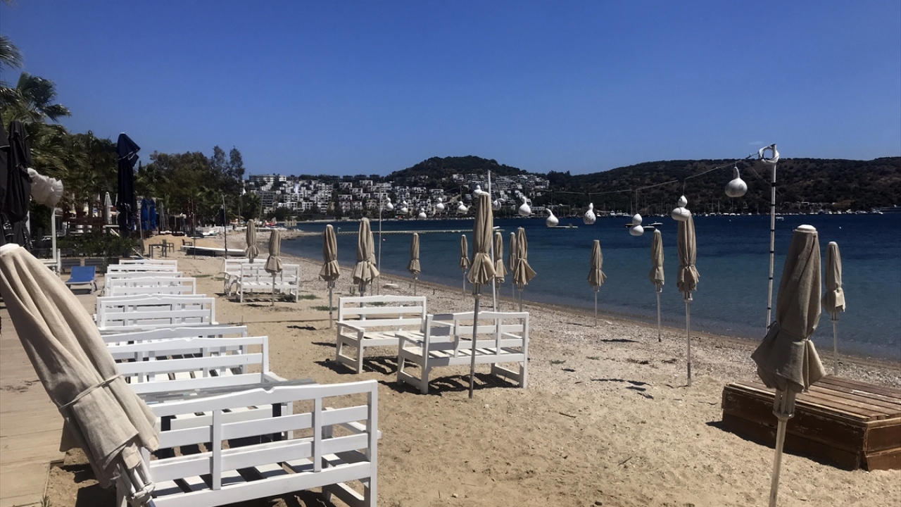 Bodrum Belediye Başkanı Ahmet Aras, Bodrum`un mavi bayraklı plajlarını artırmak için belediye olarak çalışmalarını yoğun şekilde devam ettirdiklerini belirtti.
