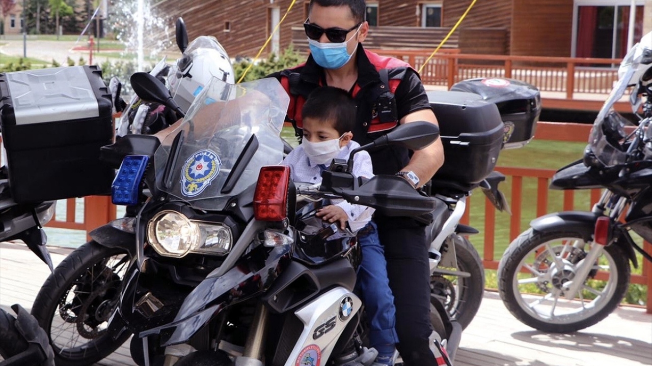 Serhat`ın polislere duyduğu sevgiden dolayı Kültür Park`ta gerçekleştirilen kutlamaya, İl Emniyet Müdürlüğüne bağlı motorize yunus timleri de gösterileriyle renk kattı.