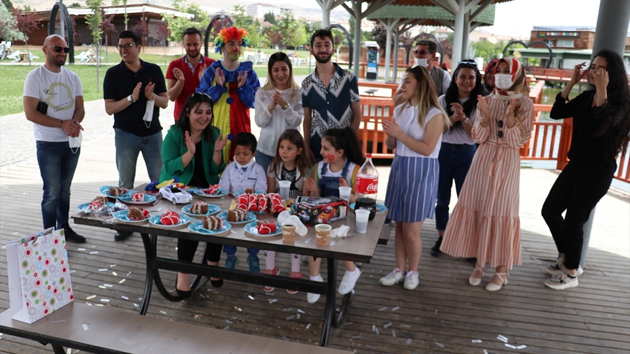 Duygusal anların yaşandığı kutlamada renkli görüntüler yaşandı.