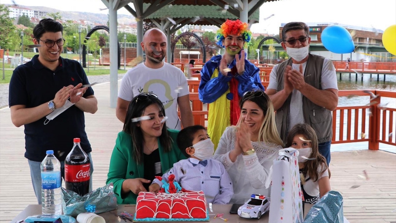 Serhat, doğum gününde, pastasındaki mumlara üfledi, palyaço gösterisi ile eğlendi, oyunlar oynadı, yunus timleri ile motosiklete bindi.