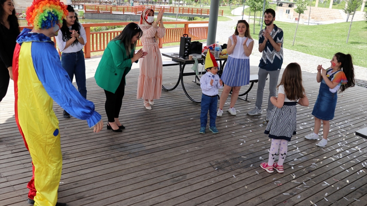 Karakaya, "Oğlumun tedavi süreci hala devam ediyor. Doğduğundan beri hep sorun yaşadı. 5 yaşına girdi. Fırat Üniversitesi Hastanesinde hala tedavi görüyor." diye konuştu.