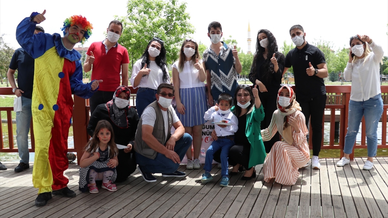 Umut ve Yaşam Derneği başkanı Hüsna Erdem Çakmak da faaliyetleri kapsamında lösemi hastaları ve aileleriyle yakından ilgilendiklerini aktardı.