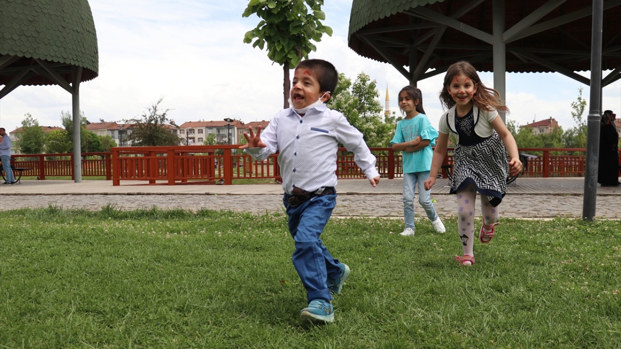 Sürpriz etkinlik ile moral bulan ve yüzü gülen küçük çocuk, kutlamada doyasıya eğlendi.