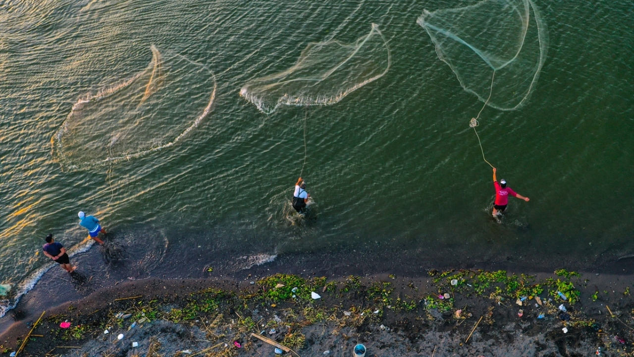 Samandağ ilçesinde amatör balıkçılar, üç ülkenin sınırlarından geçen nehrin Hatay`da Akdeniz`le buluştuğu noktada ağ ve olta ile avlanmanın keyfini yaşıyor. 