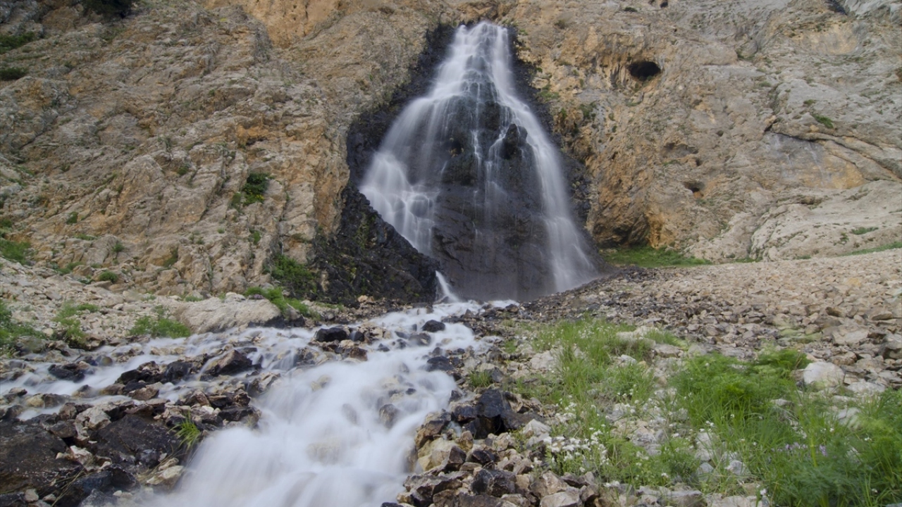 Tunceli`nin Ovacık ilçesindeki Munzur Dağları`nda karların erimesiyle yaklaşık 50 metre yükseklikten akan Dalik Şelalesi, doğal güzelliğiyle cezbediyor.
