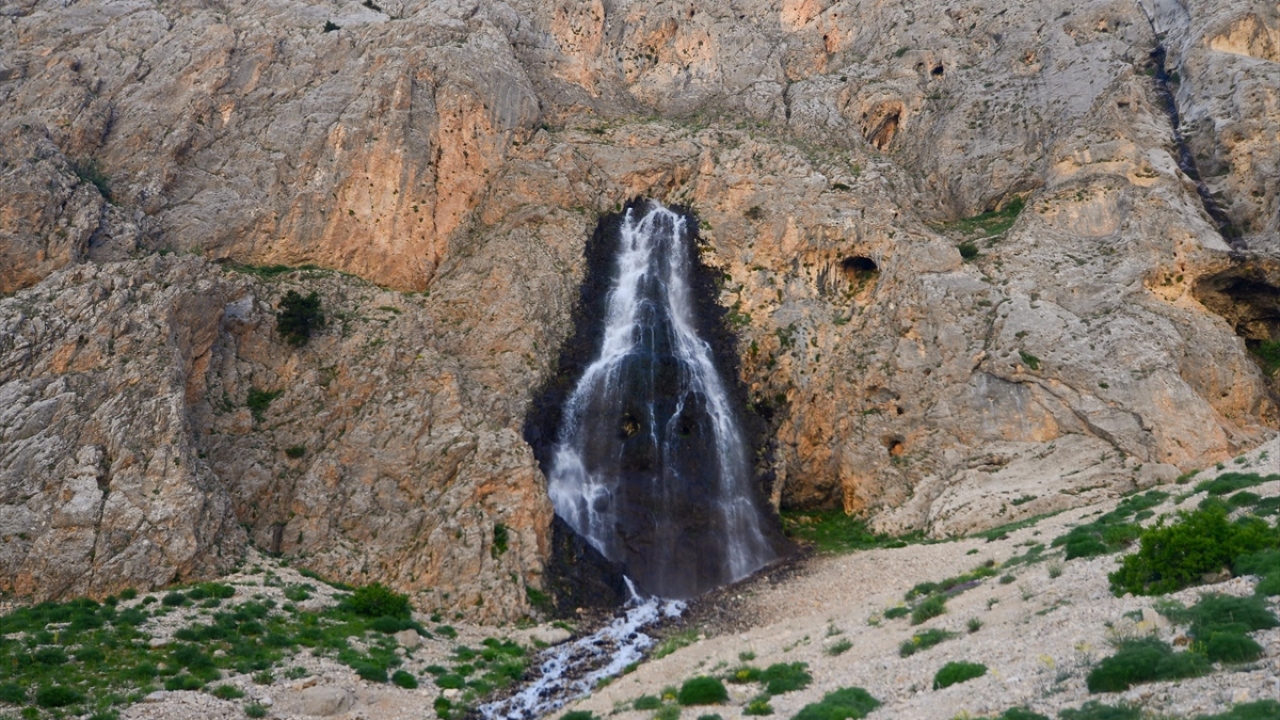 İlçeye bağlı Gözeler köyüne yaklaşık 15 kilometre uzaklıktaki Dalik Şelalesi`nin güzelliğini görmek isteyen doğaseverler, araçlarıyla ilçe merkezinden yola çıkarak 20 dakika süren yolculuk sonunda Kırkmerdiven Vadisi`ne varıyor. 