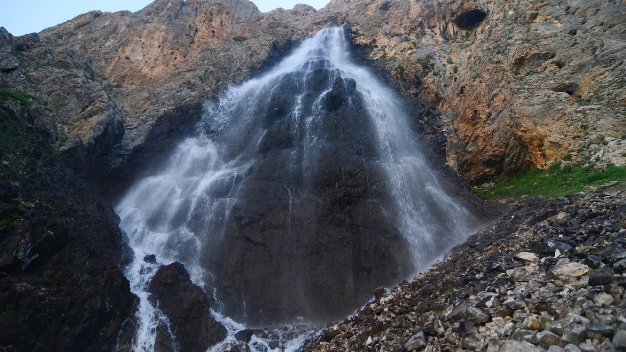 Munzur Dağları arasında yer alan derin vadide, yaklaşık 2 saatlik zorlu yürüyüş yapan ziyaretçiler, daha sonra çevresi rengarenk çiçeklerle kaplı doğa harikası Dalik Şelalesi`ne ulaşıyor. 