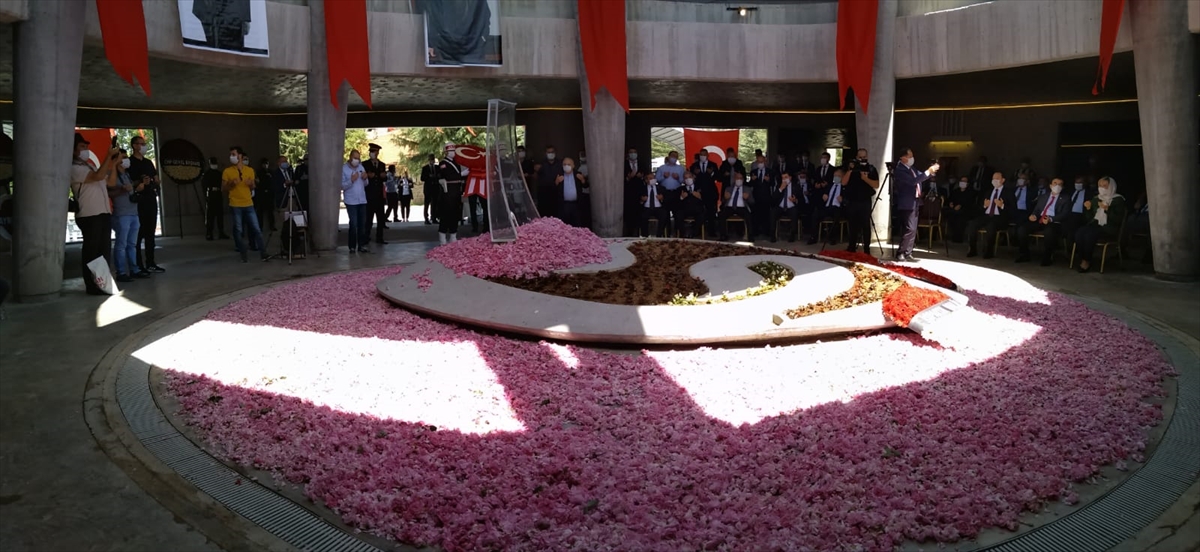 Atabey ilçesi İslamköy`de Demirel`in mezarının bulunduğu Çalça Tepesi`nde düzenlenen törenin başında Kur`an-ı Kerim okundu, dua edildi.