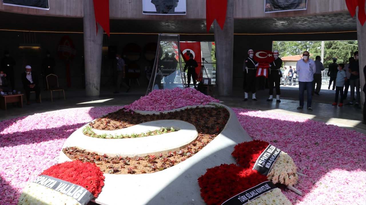 Demirel`in anıt mezarına gül konulan törende, Vali Ömer Seymenoğlu anıta Cumhurbaşkanlığı çelengini sundu. Yeni tip koronavirüs (Kovid-19) tedbirleri kapsamında maske dağıtılan tören, Demirel`in öz geçmişinin okunmasının ardından sona erdi. 