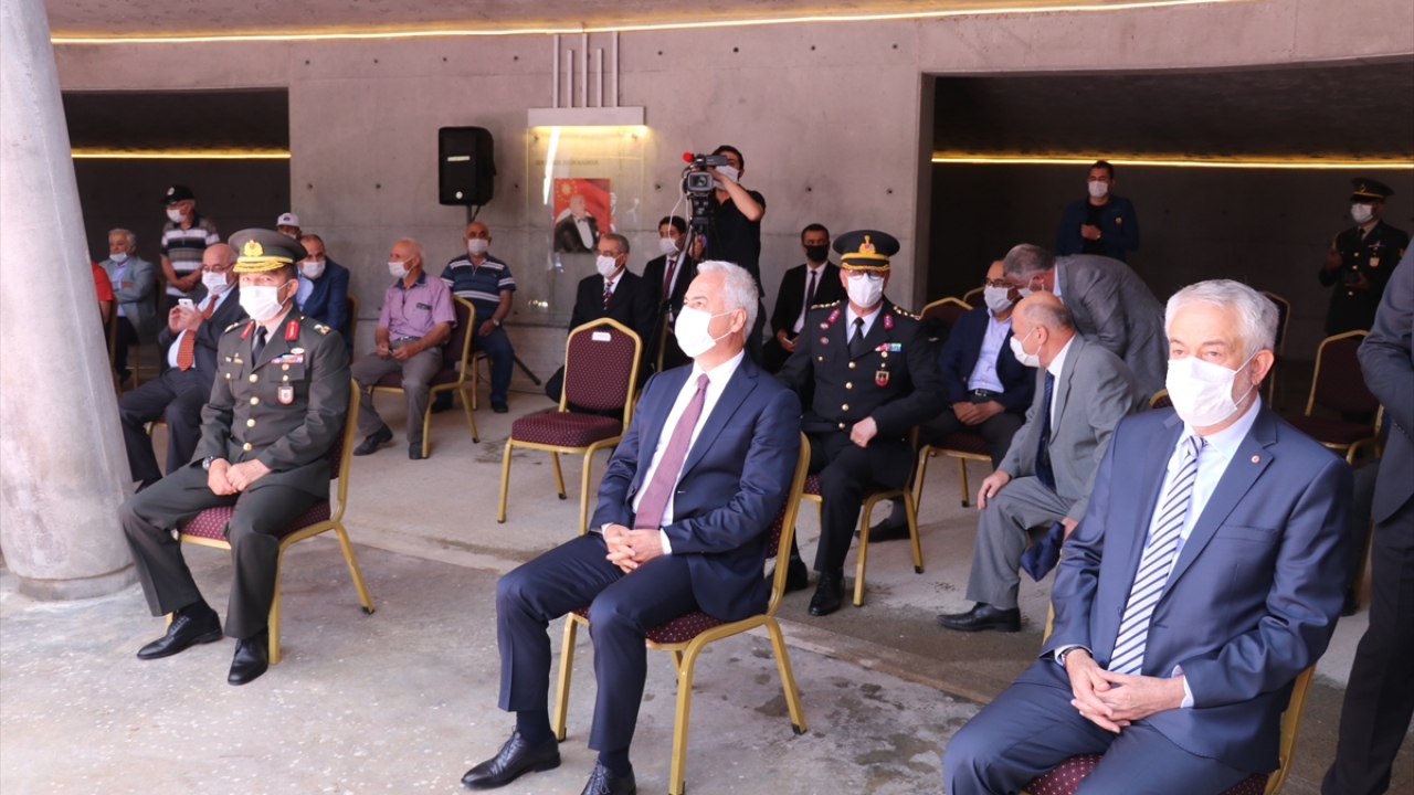 Tören sonrası gazetecilere açıklama yapan Demokrat Parti Genel Başkanı Gültekin Uysal, Demirel`in Türkiye`de büyük hizmetlere imza attığını söyledi. 