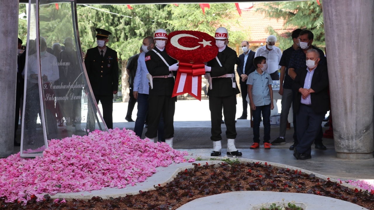"Demirel, yasaklara karşı mücadele vermiş bir demokrasi kahramanı" diyen Uysal, şöyle konuştu: 