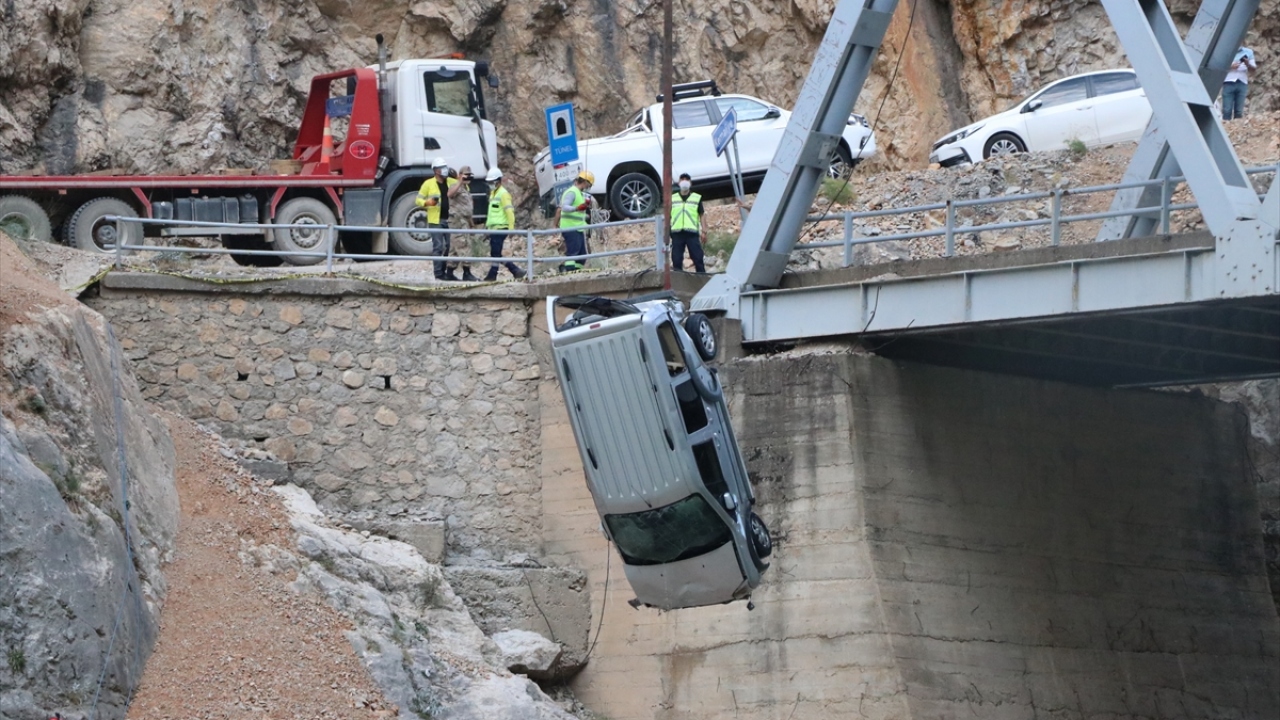 Dalgıç ekiplerin suyun yaklaşık 10 metre altında tespit ettiği kamyonet, çelik halatlara bağlandı.