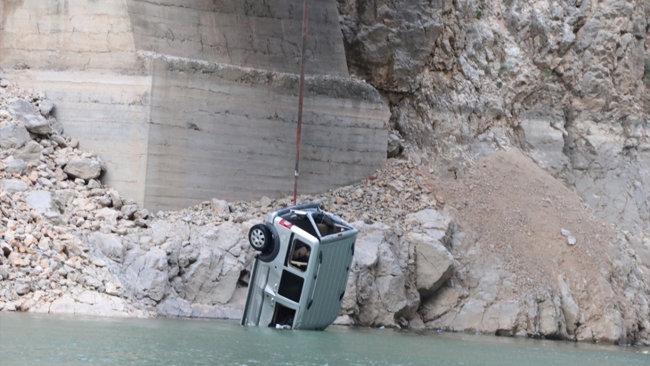 Kamyonet, 3 saatlik çalışmanın ardından İliç ilçesinde bulunan altın madenine ait vinçle sudan çıkarıldı.