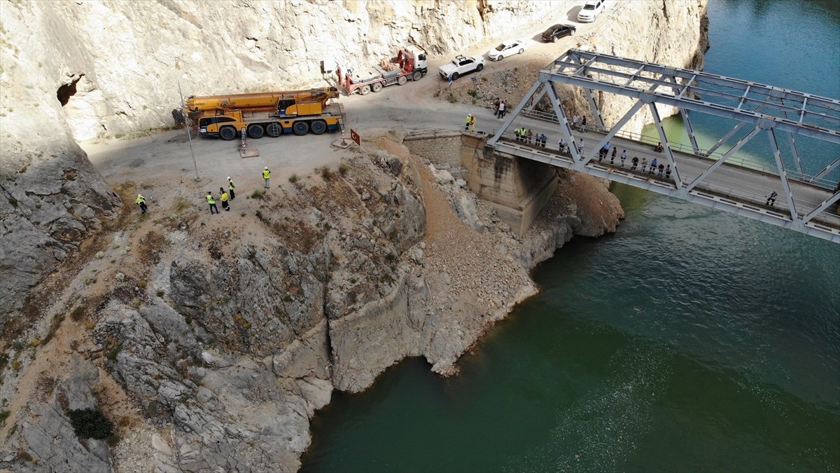 Önceki gün akşam saatlerinde meydana gelen ve ikisi bebek 5 kişinin hayatını kaybettiği, 3 kişinin de yaralandığı kazada, kamyonetin düştüğü Karasu Nehri`nden çıkarılması için çalışma yapıldı.