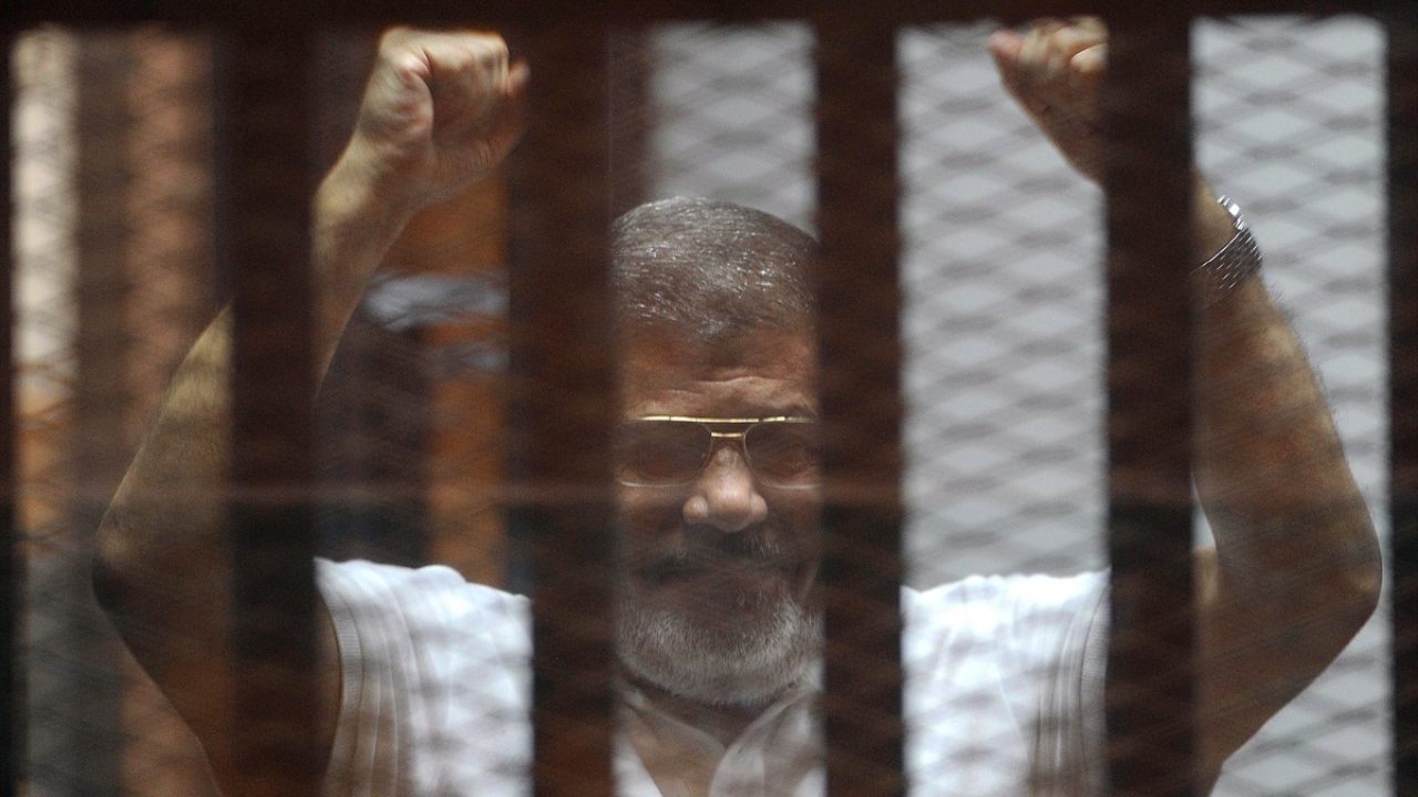 Mursi ve 35 kişinin "casusluk" suçlamasıyla yargılandığı davanın görülmesine 6 Aralık 2014`te başkent Kahire`deki Polis Akademisinde devam edildi. (Arşiv)