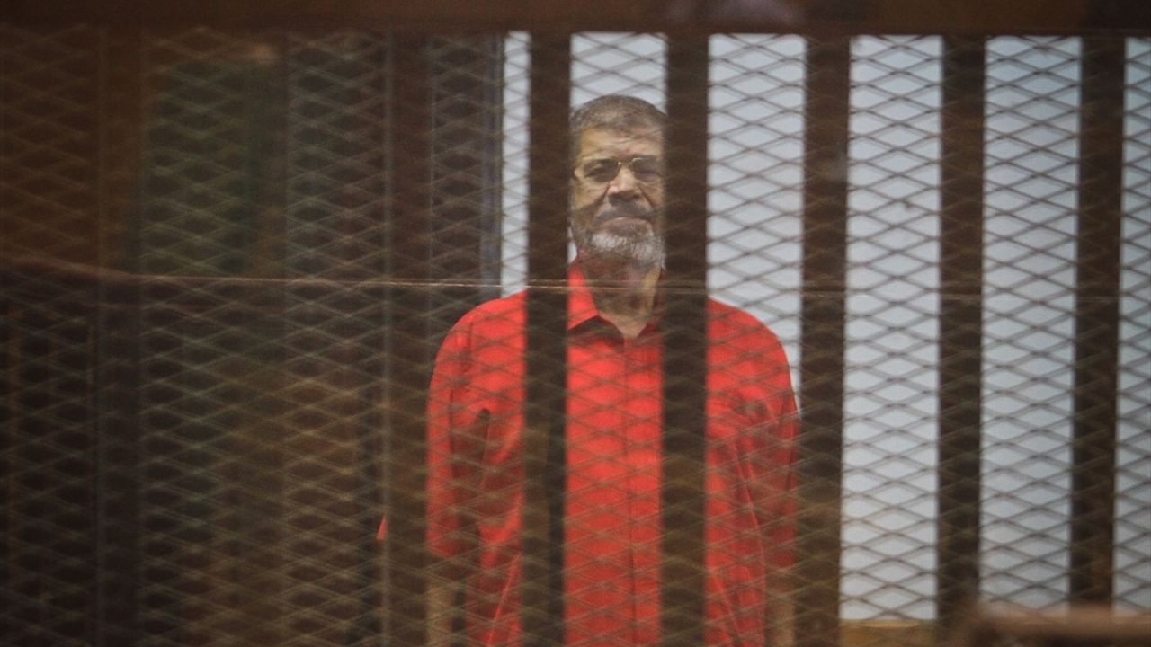 Mursi ile 10 kişinin "Katar adına casusluk" iddiasıyla yargılandıkları davanın 23 Şubat 2016`da görülen duruşmasına devam edildi. (Arşiv)