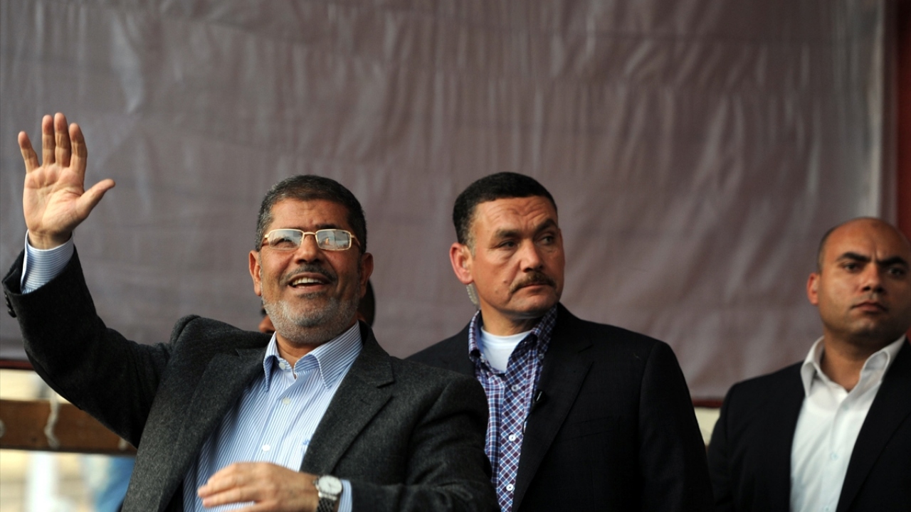 Mısır Cumhurbaşkanı Mursi, 23 Kasım 2012`de Cumhurbaşkanlığı Sarayı önünde halka seslendi. (Arşiv)