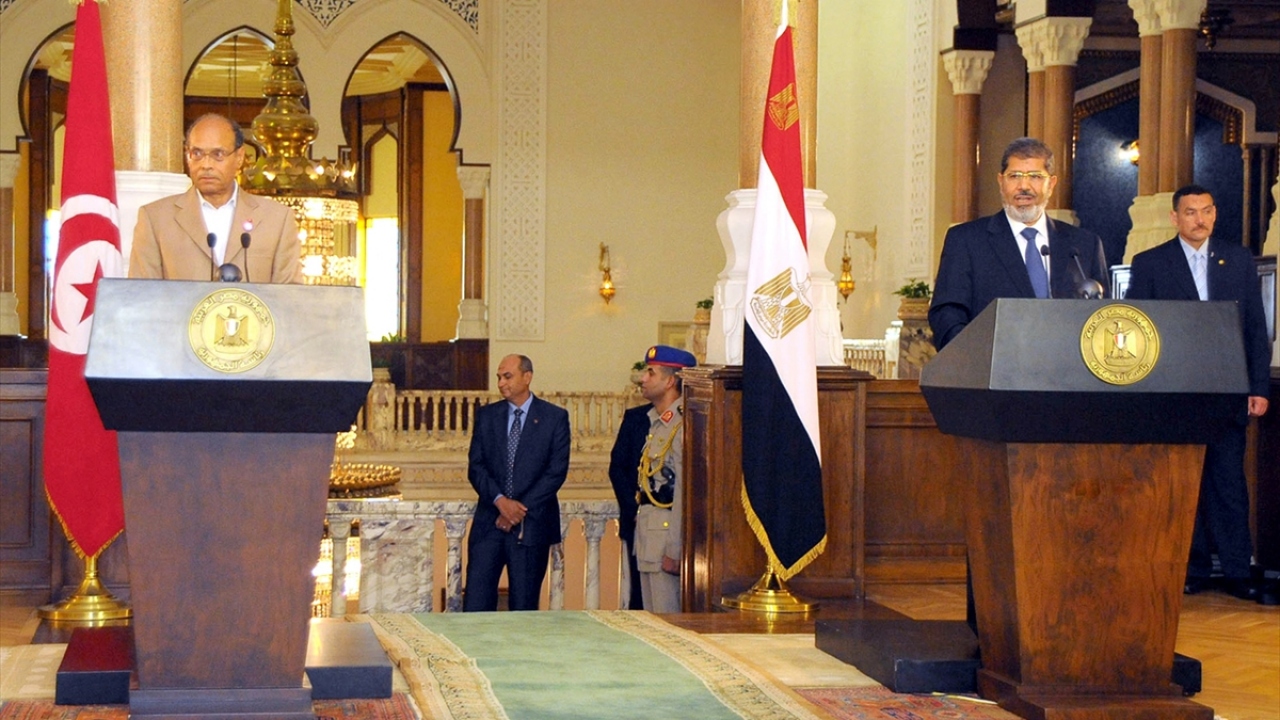 Mısır Cumhurbaşkanı Mursi, 13 Temmuz 2012`de Tunus Cumhurbaşkanı Munsif Merzuki (solda) ile Kahire`de ortak basın toplantısı düzenledi. (Arşiv)