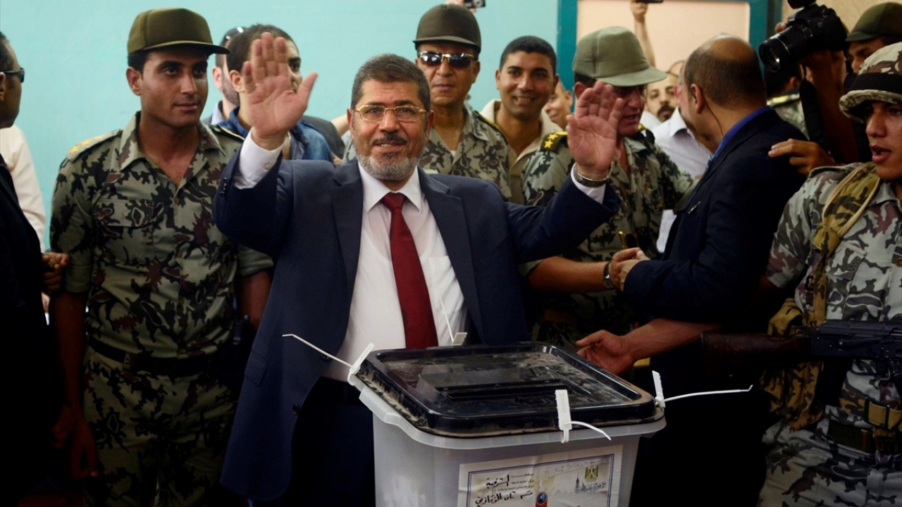 Müslüman Kardeşlerin Cumhurbaşkanı Adayı Mursi, 16 Haziran 2012`de Mısır`da Cumhurbaşkanlığı seçimlerinin ikinci turunda oyunu kullandı.(Arşiv)
