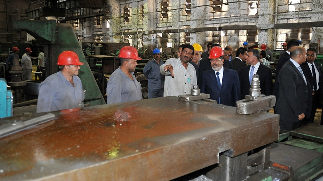 Mısır Cumhurbaşkanı Mursi, 30 Nisan 2013`te Mısır`ın Hilvan kentindeki demir çelik fabrikasını ziyaret etti. (Arşiv)