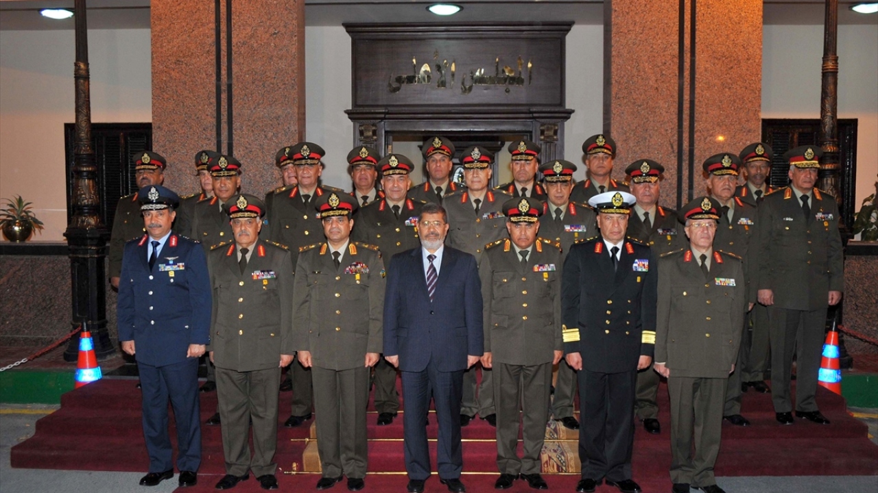 Mısır Cumhurbaşkanı Mursi, 12 Nisan 2013`te Silahlı Kuvvetler Yüksek Meclisi ile görüştü. (Arşiv)