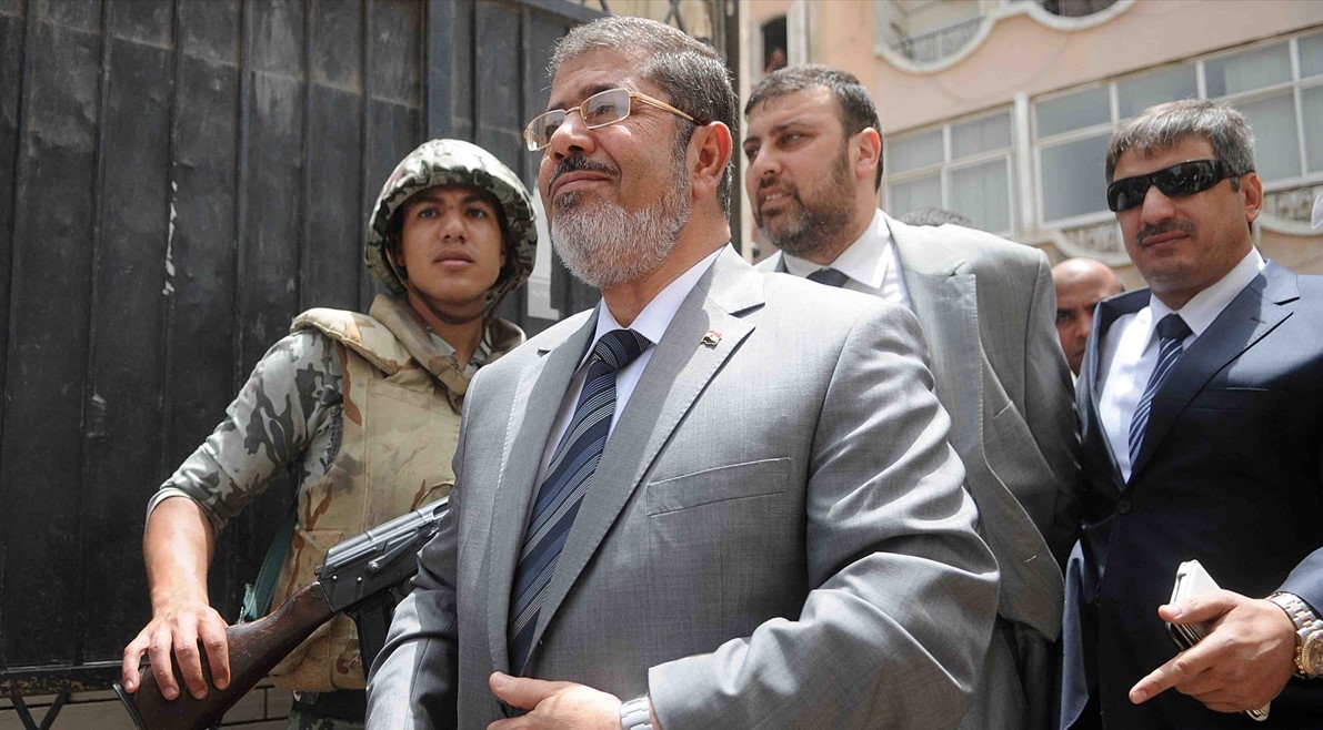 Özgürlük ve Adalet Partisi`nin Cumhurbaşkanı Adayı Mursi, 23 Mayıs 2012`de oy kullanmak üzere sandığa gitti. (Arşiv)