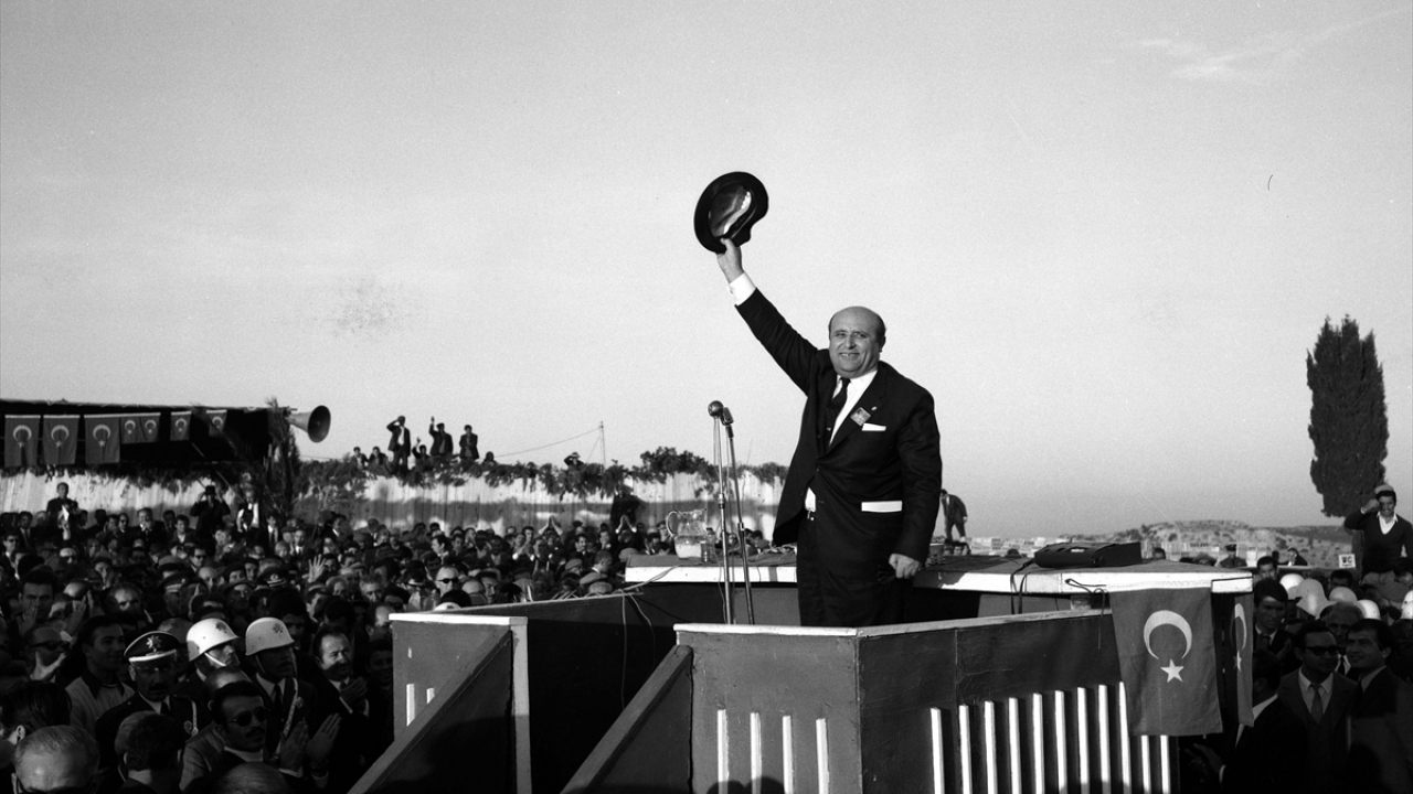 Dönemin Başbakanı Demirel, 5 Ocak 1971`de Adana`nın Kurtuluş Yıldönümü törenlerine katıldı. (Arşiv)