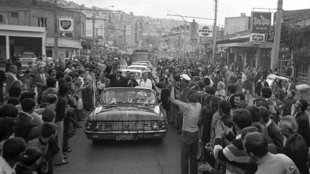 Adalet Partisi (AP) Genel Başkanı Demirel ve eşi Nazmiye Demirel, 6 Ekim 1976`da İzmir`de vatandaşları selamlarken. (Arşiv)
