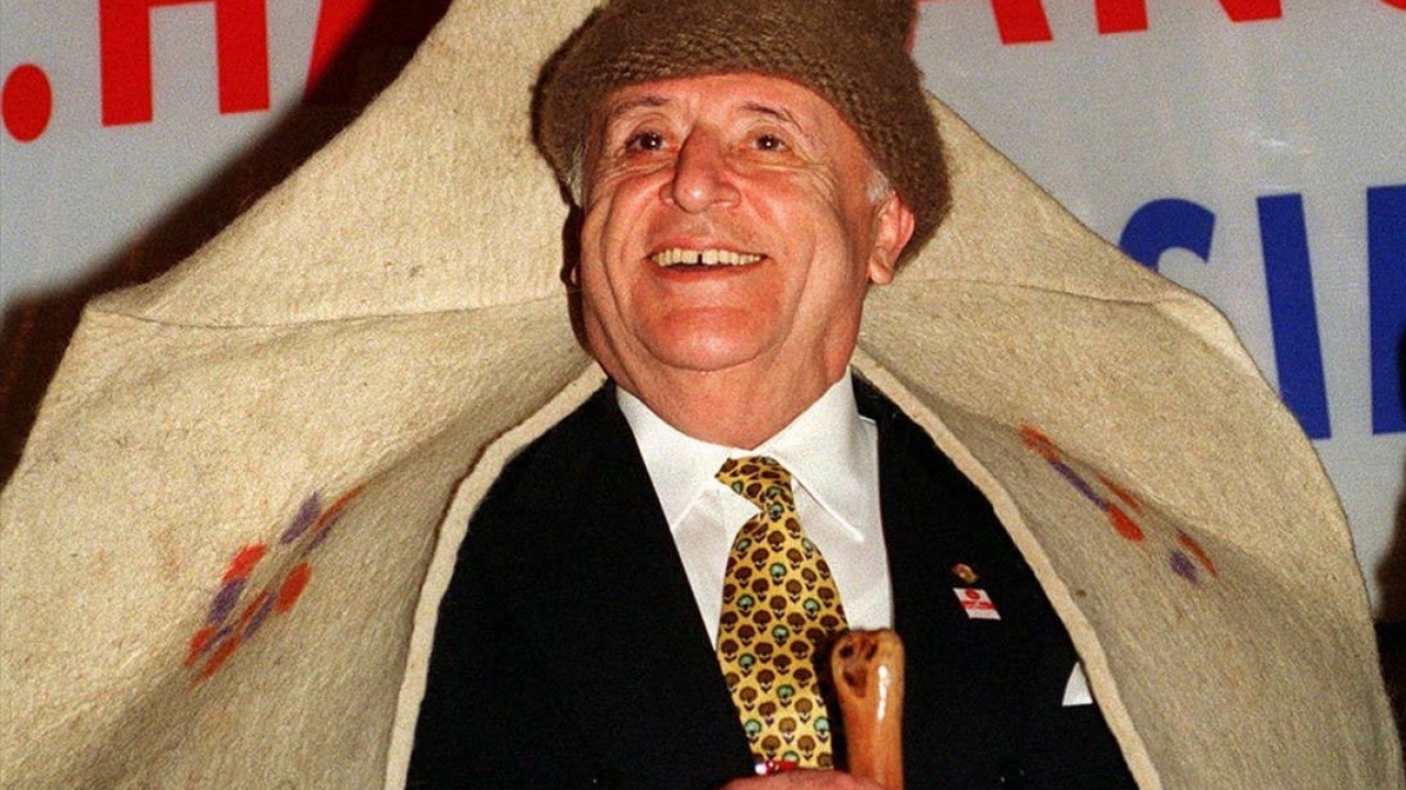 Dönemin Cumhurbaşkanı Demirel, 4 Kasım 1998`de Tarım ve Köy İşleri Bakanlığı tarafından düzenlenen" Hayvancılık Kongresi"nin açılış oturumuna katıldı. Demirel`e programda çoban kıyafeti giydirildi. (Arşiv)