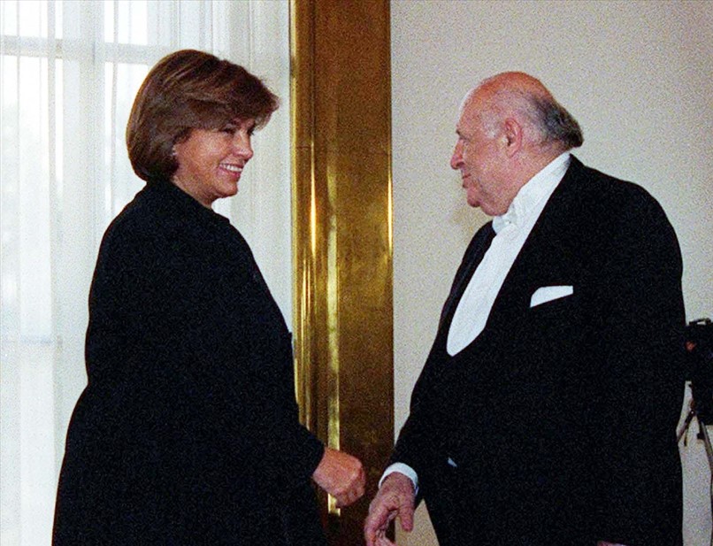 Cumhurbaşkanı Süleyman Demirel, 29 Ekim 1999`da Cumhuriyet Bayramı dolayısıyla TBMM `de kutlamaları kabul etti. Programa DYP Genel Başkanı Tansu Çiller (solda) de katıldı. (Arşiv)