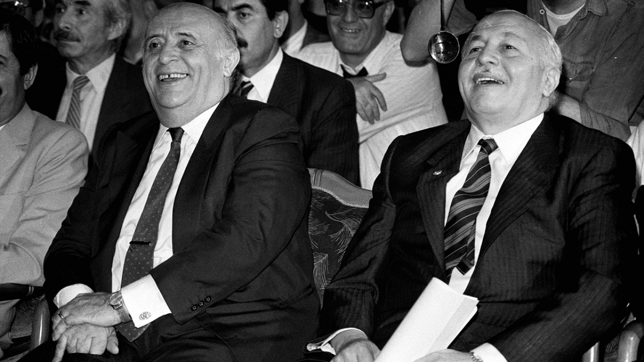Doğru Yol Partisi (DYP) Genel Başkanı Süleyman Demirel (sağ 2) ve Refah Partisi (RP) Genel Başkanı Necmettin Erbakan (sağda), 29 Nisan 1989`da Demokrasi Kurultayı`na katıldı. (Arşiv)