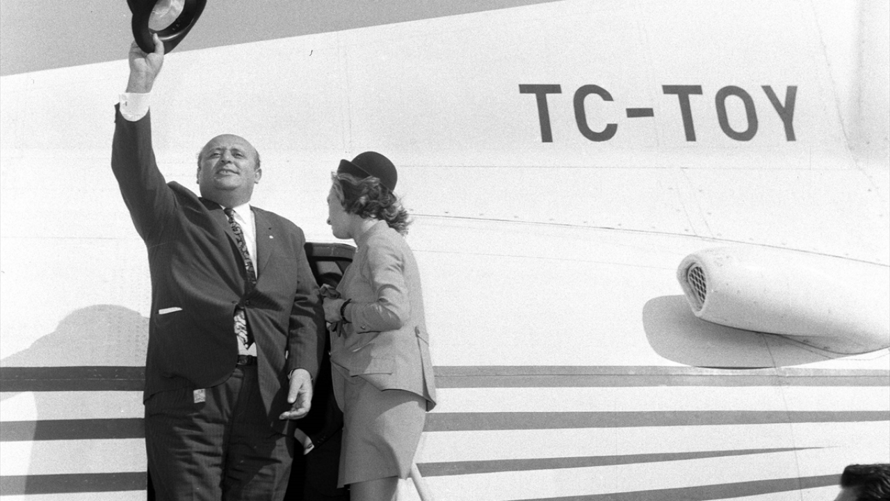 Başbakan Süleyman Demirel, 11 Ekim 1970`de İzmir`den ayrıldı. (Arşiv)