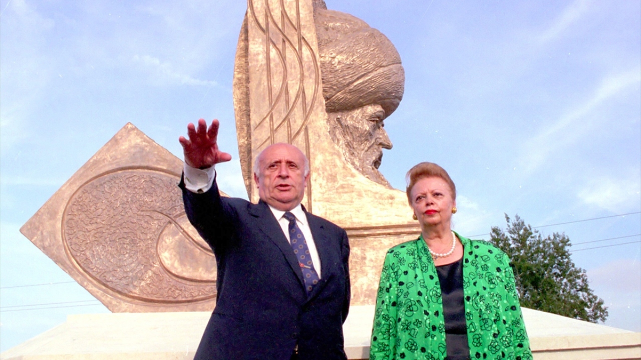 Cumhurbaşkanı Süleyman Demirel ve eşi Nazmiye Demirel, 6 Eylül 1994`de Macaristan`ın Zigetvar Kentinde Kanuni Sultan Süleyman heykelinin açılışı yaptı. (Arşiv)