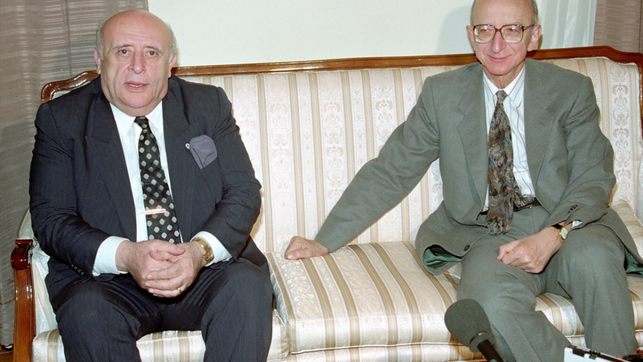TBMM`de muhalefet zirvesinde Doğru Yol Partisi (DYP) Genel Başkanı Süleyman Demirel (solda), 26 Aralık 1990`da SHP Genel Başkanı Erdal İnönü (sağda) ile bir araya geldi. (Arşiv)