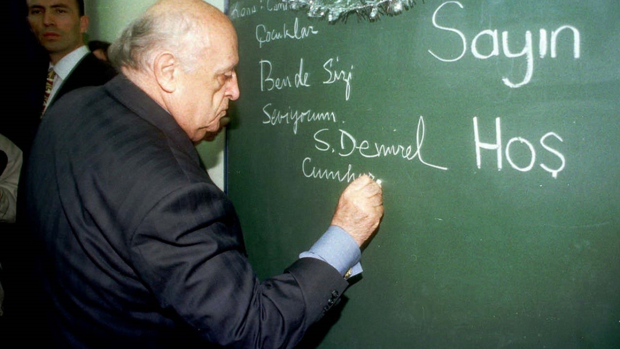 Cumhurbaşkanı Süleyman Demirel, İzmir Ticaret Odası tarafından 20 Kasım 1998`de yaptırılan ilköğretim okulunun açılışına katıldı. (Arşiv)