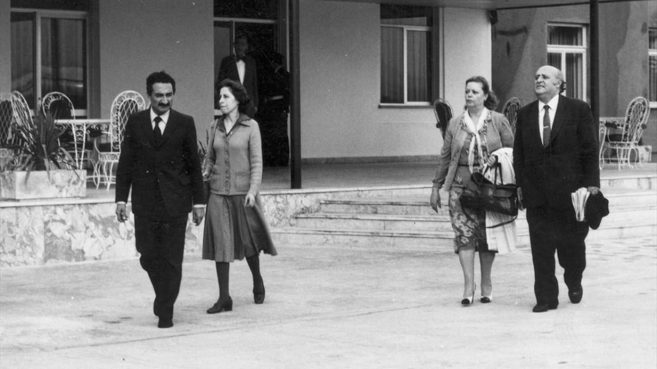 12 Eylül askeri darbesi sonrası dönemin Başbakanı Süleyman Demirel ve eşi Nazmiye Demirel, dönemin CHP Genel Başkanı Bülent Ecevit (solda) ve eşi Rahşan Ecevit (sol 2) ile gözaltına alınarak Etimesgut Havaalanına getirildi. (Arşiv)