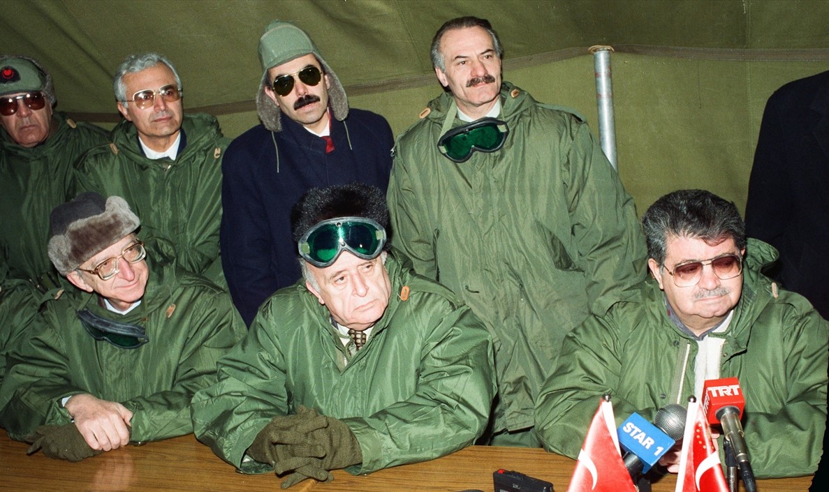 28 Şubat 1992`de Kars`ta düzenlenen Kış-92 Tatbikatı`nı Cumhurbaşkanı Turgut Özal (sağda), Başbakan Süleyman Demirel ve Başbakan Yardımcısı Erdal İnönü ile birlikte izledi.(Arşiv)