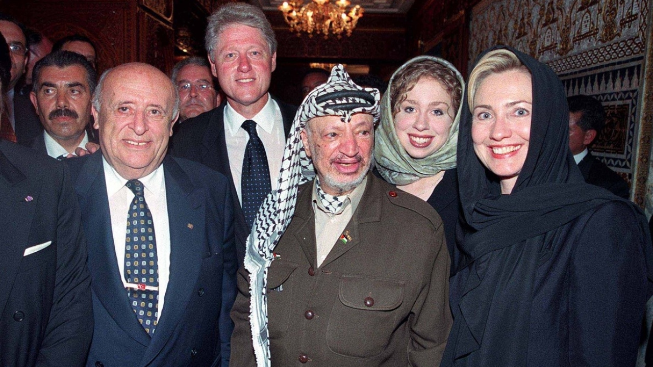 26 Temmuz 1999`da Fas Kralı Hasan`ın cenaze törenine katılan Cumhurbaşkanı Süleyman Demirel, ABD Başkanı Bill Clinton eşi Hillary Clinton ve Filistin Devlet Başkanı Yaser Arafat`la sohbet etti. (Arşiv)