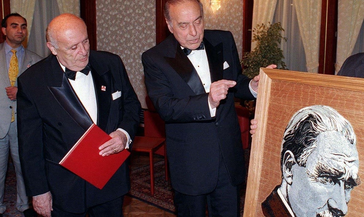 Azerbaycan Cumhurbaşkanı Haydar Aliyev, 29 Ekim 1998`de dönemin Cumhurbaşkanı Süleyman Demirel`e (solda) boncuklardan işlenmiş Atatürk tablosu hediye etti.