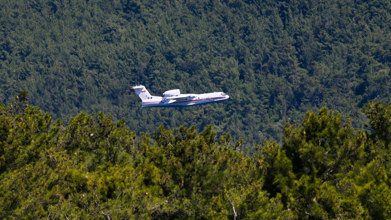 Konuşmaların ardından Rus amfibi yangın söndürme uçağı "Be-200 ES"in kokpitine geçen Bakan Pakdemirli`nin de kontrolündeki uçak, ilk olarak Tahtalı Barajı`ndan su alımı yaptı. Daha sonra ise kontrollü olarak çıkartılan yangına müdahale etti.