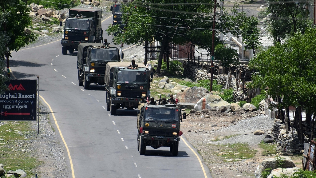 Srinagar-Leh Ulusal karayolunda Hint askerlerinden oluşan konvoy Ladakh bölgesine doğru hareket etti.
