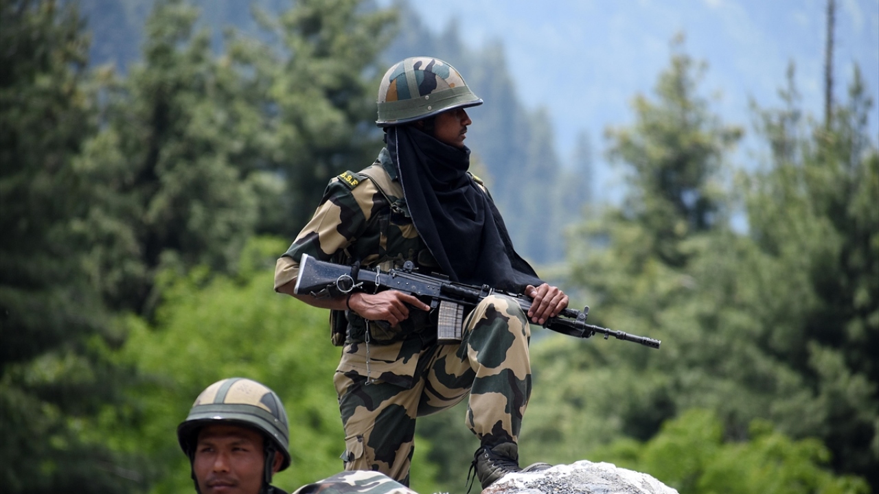 Srinagar-Leh Ulusal karayolunda Hint askerlerinden oluşan konvoy Ladakh bölgesine doğru hareket ederken bir grup Hint askeri de bölgede nöbet tuttu.