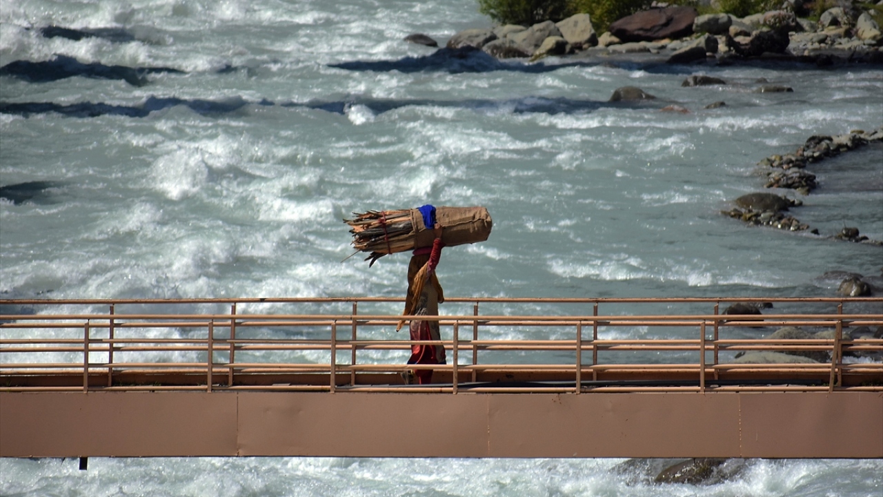 Srinagar-Leh Ulusal karayolunda Hint askerlerinden oluşan konvoy Ladakh bölgesine doğru hareket ederken, göçerler bölgeden uzaklaştı.