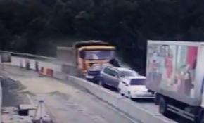 Rusya'da kamyon 4 aracı ezdi: 2 ölü, 7 yaralı