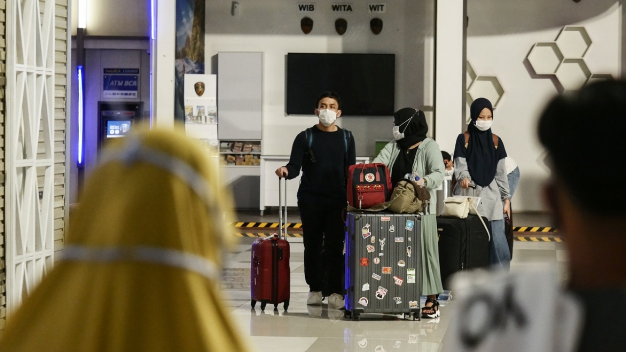 Endonezya`da yeni tip koronavirüsle (Kovid-19) mücadele kapsamında uygulanan tedbirler devam ederken Başkent Cakarta`nın doğusundaki Tangerang kentindeki Soekarno Hatta Uluslararası Havalimanı`nda uçuşların yeniden başlamasıyla, Türkiye`den 144 vatandaşın