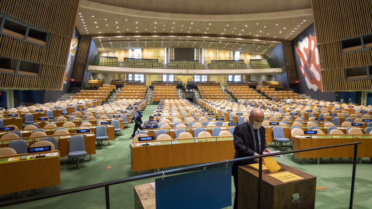BM Genel Kurulunda yapılan seçimde, yeni tip koronavirüs (Covid-19) salgını nedeniyle üye ülkelerin temsilcileri salona kendilerine ayrılan saat diliminde tek tek alındı ve oylarını kullandı. 