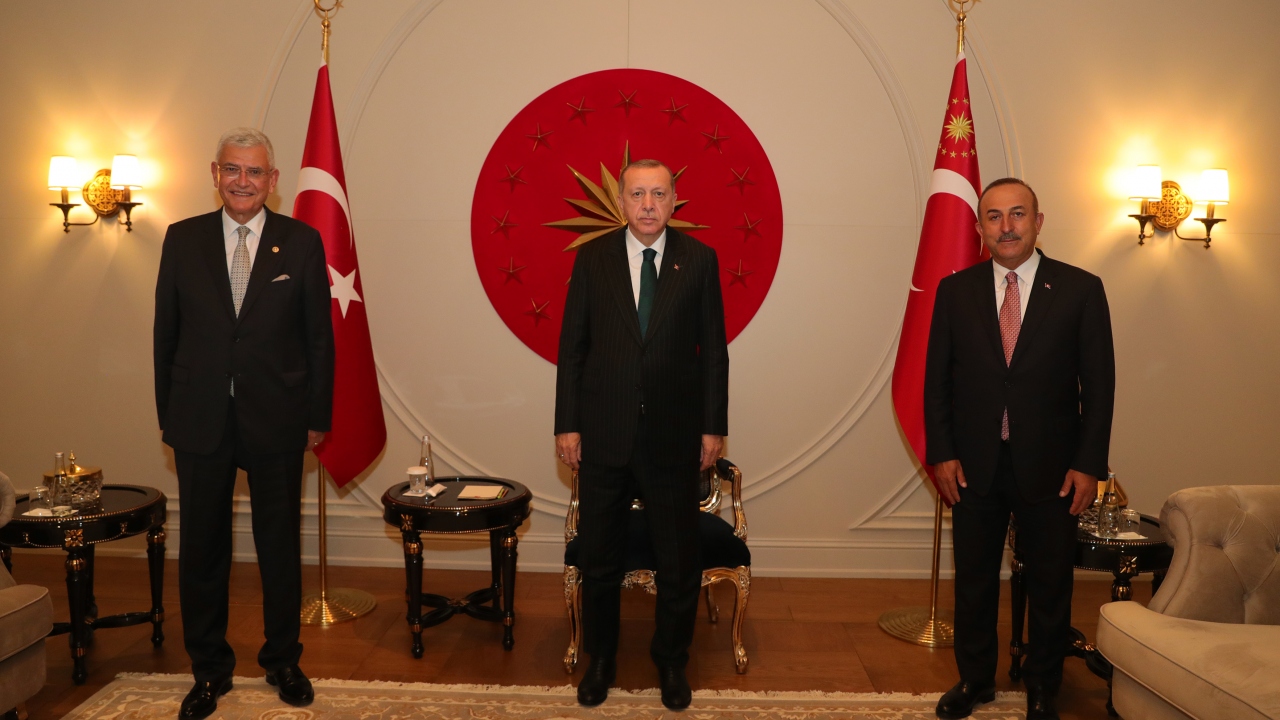 Türkiye Cumhurbaşkanı Recep Tayyip Erdoğan, Dışişleri Bakanı Mevlüt Çavuşoğlu ve Bozkır, Genel Kurul Başkanlığı seçim sonuçlarının açıklanmasını birlikte izledi.