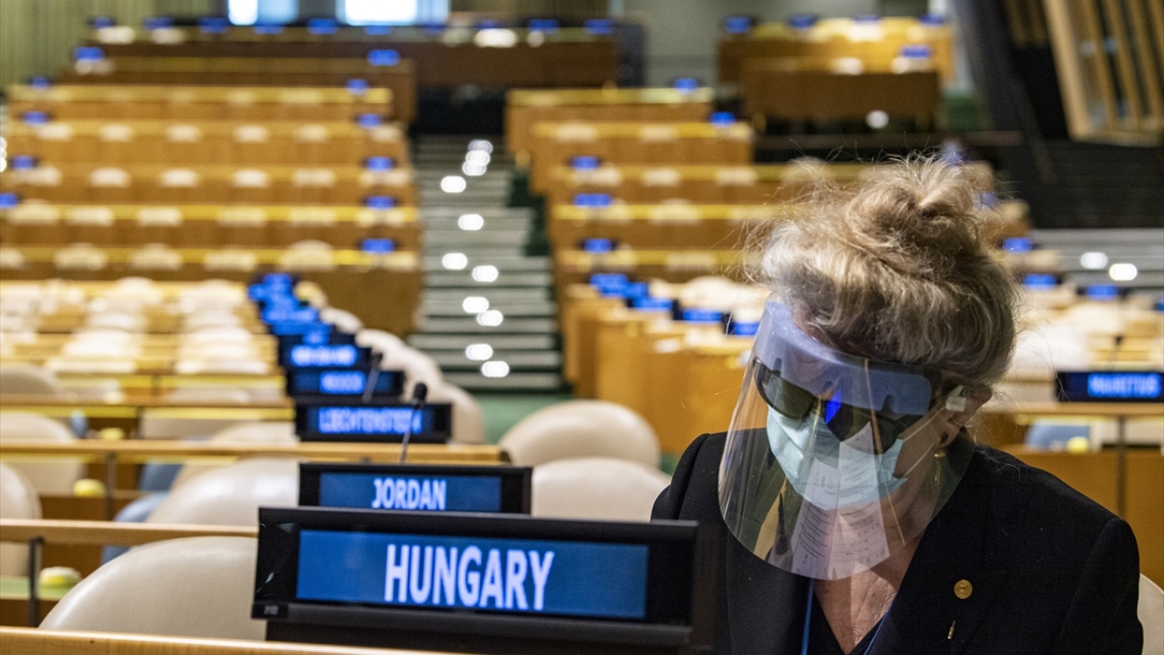 Macaristan`ın Birleşmiş Milletler (BM) Daimi Temsilcisi Katalin Bogyay da salona gelerek oyunu kullandı.