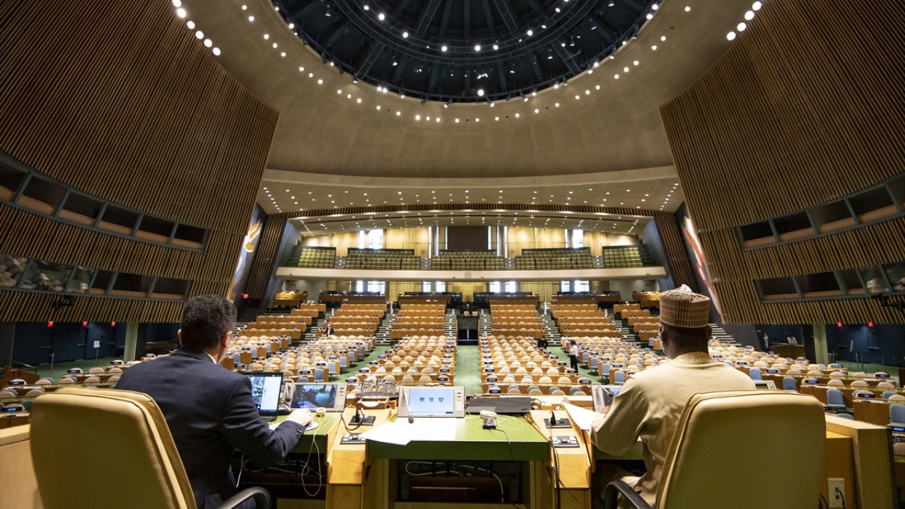 Birleşmiş Milletler (BM) 74. Genel Kurul Başkanı Tijjani Muhammad-Bande (sağda) seçime başkanlık etti.
